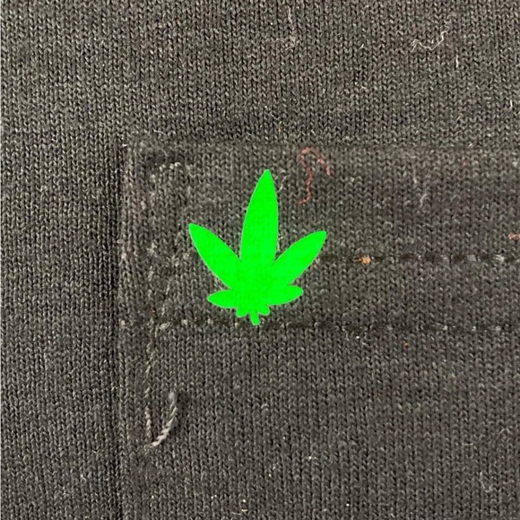 Tiny Leaf Pocket-t - Picture 2 of 3